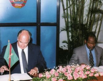 Aga Khan IV Maputo Mawlana Hazar Imam and President Joaquim Chissano of Mozambique sign a Development